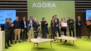 Tous les horticulteurs présents à la remise des prix de Paysalia sont montés sur scène pour recevoir un coup de cœur du jury décerné à la production française. ©F.Arnould Tous les horticulteurs présents à la remise des prix de Paysalia sont montés sur scène pour recevoir un coup de cœur du jury décerné à la production française. ©F.Arnould